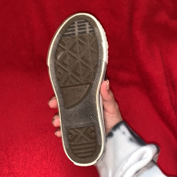 KIDS BLACK LOW TOP CONVERSE - Picture 2 of 3